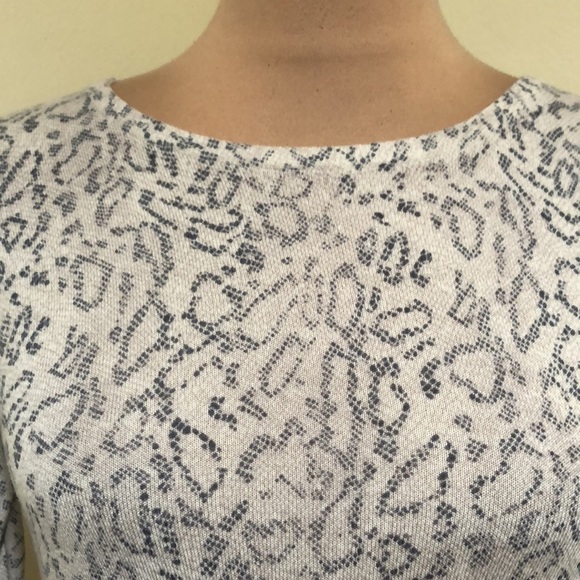 Joie Sweater Size XS Cream Beige Reptile Snake Skin Print - Picture 3 of 11
